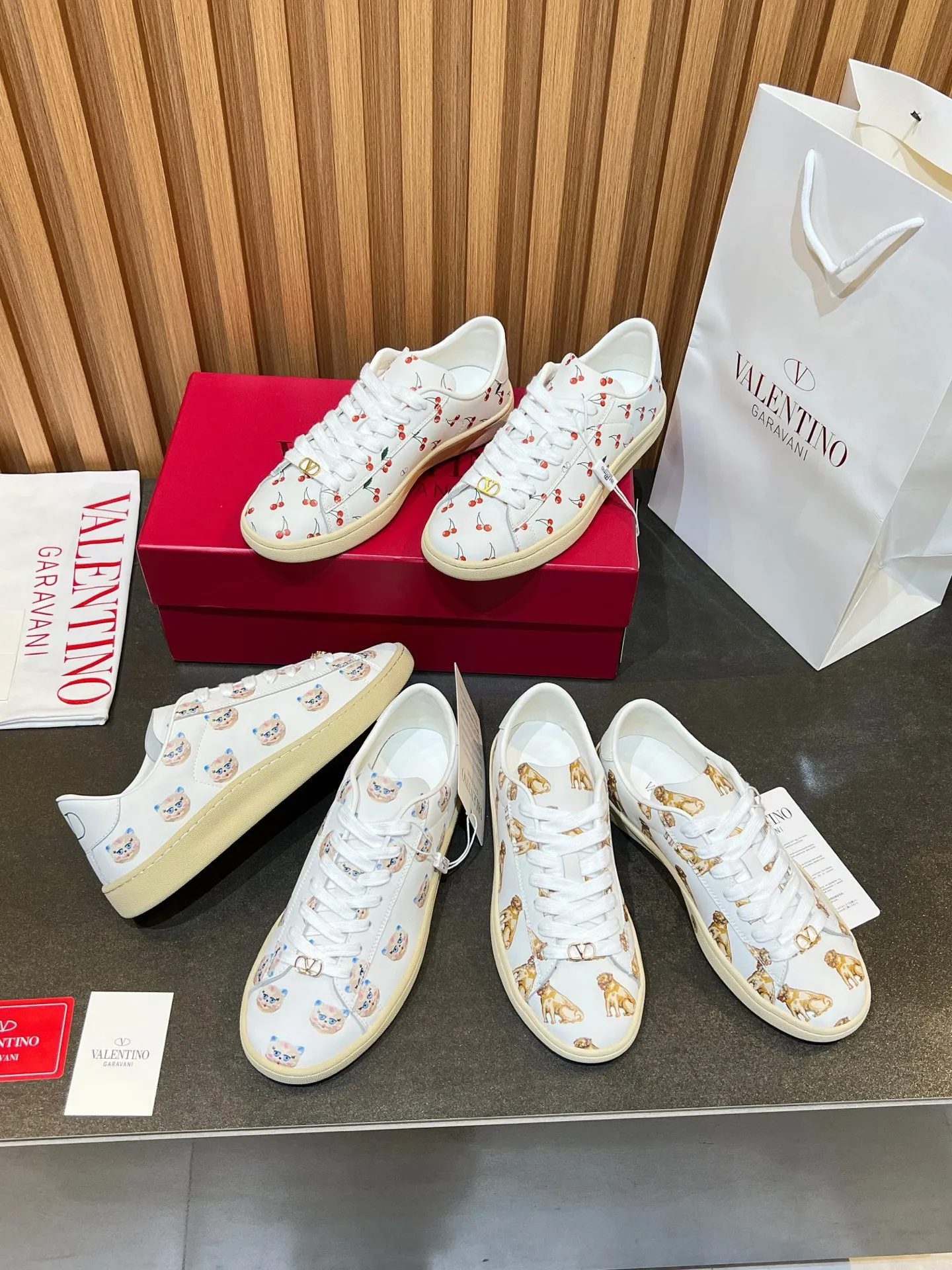 [Valentino] P: 640💰 Couple style, size: women 35-40▪️men 39-44 (45. Customized) Valentino VLTN casual shoes 2025 latest moral training shoes I can't put it down. Seiko details of cowhide sneakers, retro fashion, simple and advanced, casual matching. 1:1 restoration! Top luxury masterpiece, lace-up design, soft and comfortable imported calfskin brings excellent and elegant texture and excellent foot comfort. Top purchasing version upper: imported calfskin surface/original oil edge process + printing process. Inner lining: water-dyed cowhide lining. Outsole: original development 𝐓𝐏𝐔 two-color combination outsole. Packaging: full package with original configuration.